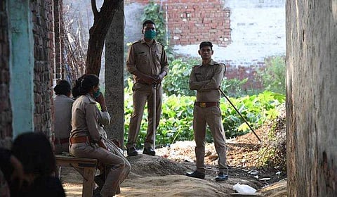 ഹാഥ്‌രസ് പെണ്‍കുട്ടിയുടെ കുടുംബത്തിന് 25 ലക്ഷം ധനസഹായം പ്രഖ്യാപിച്ച് യോഗി; കുടുംബത്തിലെ ഒരാള്‍ക്ക് സര്‍ക്കാര്‍ ജോലി; വിചാരണയ്ക്കായി അതിവേഗ കോടതി