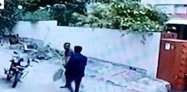 ഒരുമിച്ച് യാത്ര ചെയ്യുന്നതിനിടെ ഗുണ്ടകള്‍ തമ്മില്‍ ഏറ്റുമുട്ടി; നേതാവിന് വെട്ടേറ്റു; സിസി ടിവി ദൃശ്യങ്ങള്‍ പുറത്ത്