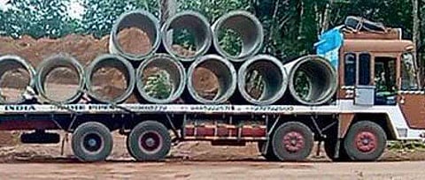 ക്രെയിൻ ഉപയോ​ഗിച്ച് ഇറക്കേണ്ട പൈപ്പിന് നോക്കുകൂലിയായി ആവശ്യപ്പെട്ടത് 30,000 രൂപ; ലോറി ഉപേക്ഷിച്ച് മടങ്ങി കരാറുകാർ