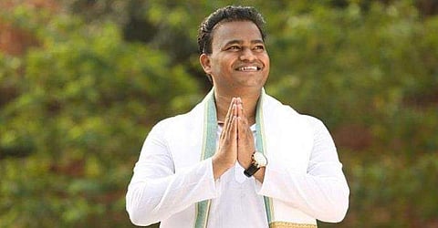 മൊബൈല്‍ മോഷ്ടിച്ചുവെന്നാരോപിച്ച് ദലിത് യുവാവിന് മര്‍ദ്ദനം, തലമുണ്ഡനം ചെയ്തു ; ഒളിച്ചുകടക്കാനുള്ള ശ്രമത്തിനിടെ സിനിമാനടന്‍ അറസ്റ്റിൽ