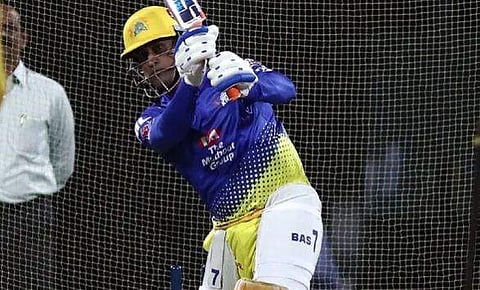 ആദ്യ ദിനം അടിച്ചു പറത്തി, രണ്ടാം ദിനം ധോനിയുടെ സ്റ്റംപ് ഇളക്കി പീയുഷ് ചൗളയുടെ ഡെലിവറി