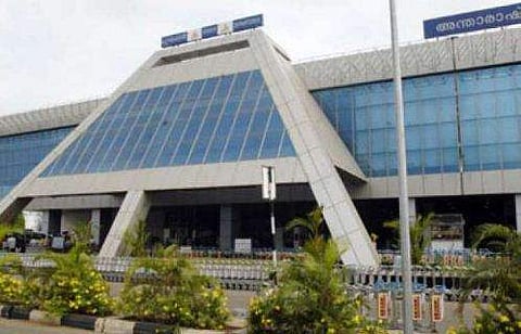 സ്വർണക്കടത്ത് തടഞ്ഞ ഉദ്യോ​ഗസ്ഥരെ വഹനമിടിപ്പിച്ച് കൊല്ലാൻ ശ്രമിച്ച കേസ്; രണ്ട് വിമാനത്താവള ജീവനക്കാർ കസ്റ്റഡിയിൽ