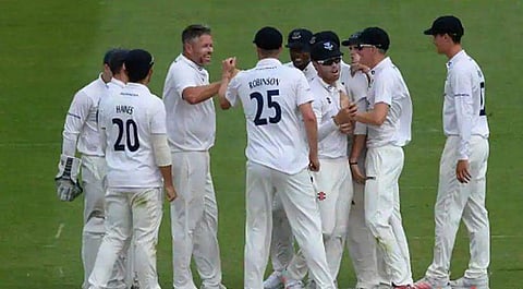 പന്തില്‍ ഹാന്‍ഡ് സാനിറ്റൈസര്‍ പുരട്ടി, ഓസ്‌ട്രേലിയന്‍ പേസര്‍ക്ക് സസ്‌പെന്‍ഷന്‍