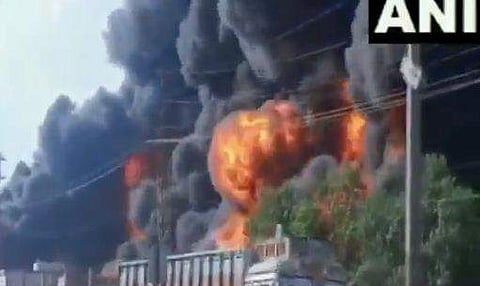 യുപിയിലെ കെമിക്കല്‍ ഫാക്ടറിയില്‍ വന്‍ പൊട്ടിത്തെറി; തീപിടിത്തം (വീഡിയോ)