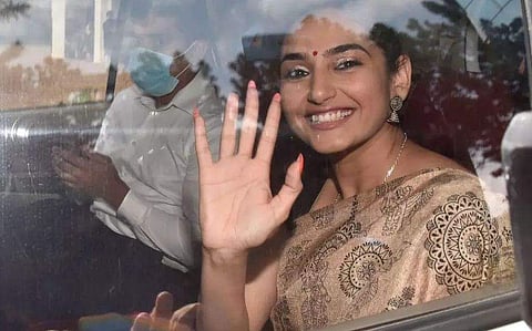 മയക്കുമരുന്നു കേസില്‍ നടിമാരായ സഞ്ജനയ്ക്കും നിവേദിതയ്ക്കും എന്‍സിബി നോട്ടീസ് ; അന്വേഷണം രാഷ്ട്രീയതലത്തിലേക്കും ; പ്രതിപ്പട്ടികയില്‍ മുന്‍മന്ത്രിയുടെ മകനും