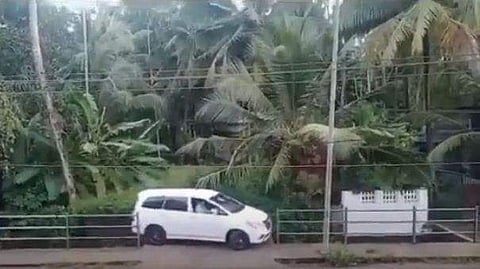 സോഷ്യല്‍ മീഡിയയെ അത്ഭുതപ്പെടുത്തിയ ഇന്നോവ പാര്‍ക്ക് ചെയ്തത് ഇങ്ങനെ; ആ 'മാരക ഡ്രൈവറെ' പരിചയപ്പെടാം (വീഡിയോ)