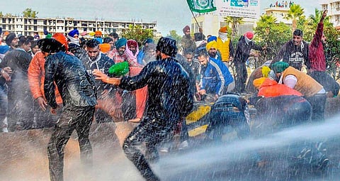 പ്രതിഷേധക്കാര്‍ക്ക് നേരെ പൊലീസ് ജലപീരങ്കി പ്രയോഗിച്ചപ്പോള്‍/ പിടിഐ