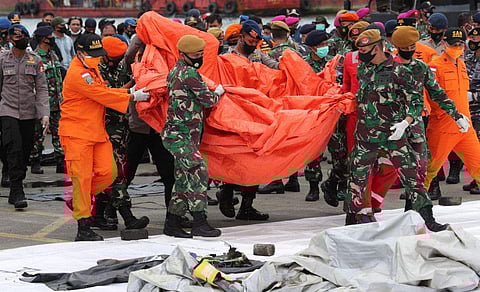 തകർന്ന വിമാനത്തിന്റെ അവശിഷ്ടങ്ങൾ മാറ്റുന്ന സൈനികരും രക്ഷാപ്രവർത്തകരും/ ഫോട്ടോ: പിടിഐ