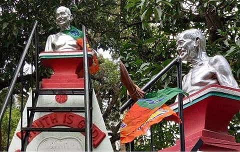 ഗാന്ധി പ്രതിമയിൽ ബിജെപി കെ‍ാടി കെട്ടിയ നിലയിൽ/ചിത്രം: എക്സ്പ്രസ്