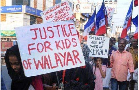 വാളയാര്‍ പെണ്‍കുട്ടികള്‍ക്ക് നീതി ലഭിക്കണമെന്ന് ആവശ്യപ്പെട്ട് നടന്ന പ്രതിഷേധം / ഫയല്‍ ചിത്രം