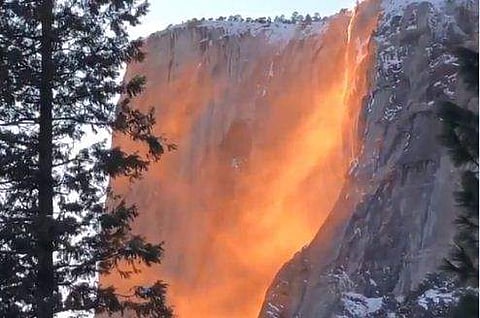 തീഗോളം പോലെ തിളങ്ങുന്ന വെള്ളച്ചാട്ടം