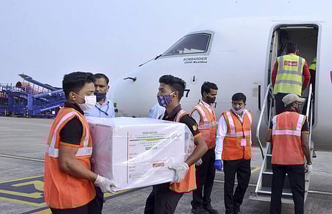 സിറം ഇന്‍സ്റ്റിറ്റിയൂട്ടിന്റെ ആദ്യ ഘട്ട കോവിഡ് വാക്‌സിന്‍ ജീവനക്കാര്‍ വിമാനത്തില്‍ കയറ്റുന്നു/ഫോട്ടോ: പിടിഐ