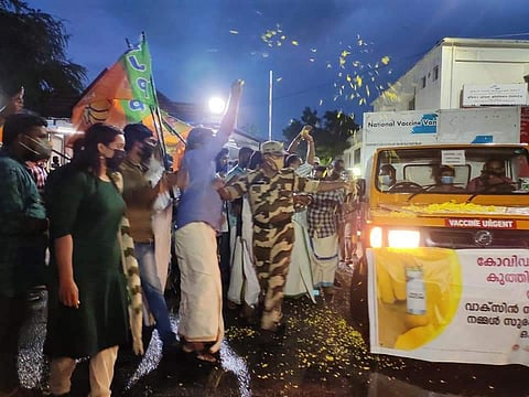 വാക്‌സിന്‍ നിറച്ച വാഹനങ്ങളില്‍ പുഷ്പവൃഷ്ടിയുമായി ബിജെപി പ്രവര്‍ത്തകര്‍/ ഫോട്ടോ ഫെയ്‌സ്ബുക്ക്‌