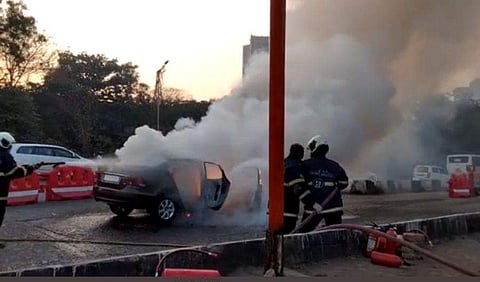 തീ അണയ്ക്കുന്നു / എഎന്‍ഐ ചിത്രം