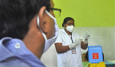 ഡോ. ജോസ് ചാക്കോ പെരിയപ്പുറം കോവിഡ് വാക്സീൻ സ്വീകരിക്കുന്നു / ചിത്രം: ബി പി ദീപു