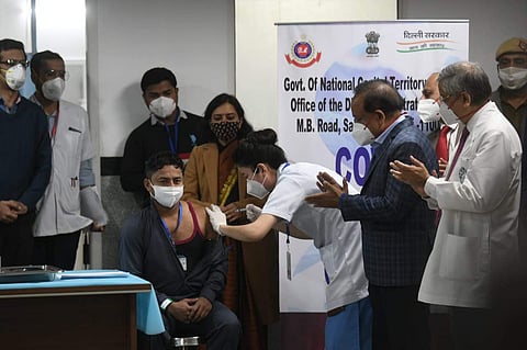 വാക്സിൻ ആദ്യ ഡോസ് സ്വീകരിക്കുന്ന മനിഷ് കുമാർ/ എഎൻഐ