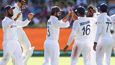 ബ്രിസ്‌ബെയ്‌നില്‍ വിക്കറ്റ് വീഴ്ത്തിയ നടരാജനെ അഭിനന്ദിക്കുന്ന ഇന്ത്യന്‍ താരങ്ങള്‍/ഫോട്ടോ: എപി