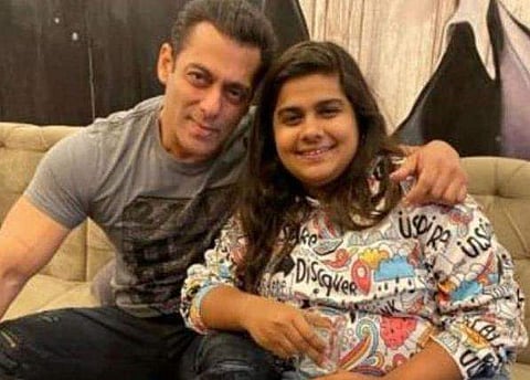 സല്‍മാന്‍ ഖാനൊപ്പം പിസ്ത/ ചിത്രം: ഇന്‍സ്റ്റഗ്രാം