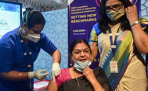 ചെന്നൈയിൽ വാക്സിൻ സ്വീകരിക്കുന്ന ആരോ​ഗ്യ പ്രവർത്തക/ പിടിഐ