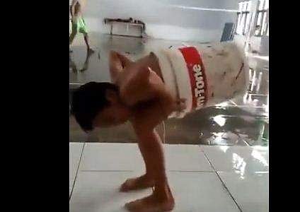 ബക്കറ്റില്‍ കുടുങ്ങുന്ന കുട്ടി