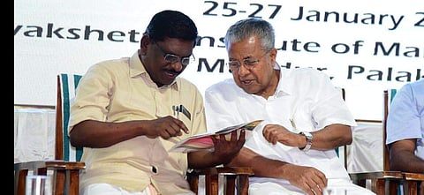 മുഖ്യമന്ത്രി പിണറായി വിജയനൊപ്പം കെവി വിജയദാസ്‌