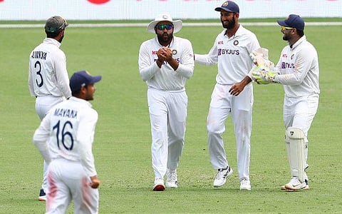 കാമറോൺ ​ഗ്രീനിന്റെ ക്യാച്ചെടുത്ത രോഹിതിനെ അഭിനന്ദിക്കുന്ന സഹ താരങ്ങൾ/ പിടിഐ