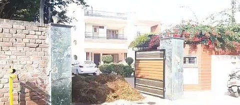 തിക്ഷന്‍ സൂദിന്റെ വീട്ടില്‍ ചാണകം തള്ളിയപ്പോള്‍/ ചിത്രം: ട്വിറ്റര്‍