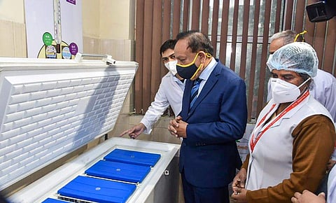 ഡല്‍ഹിയിലെ ആശുപത്രിയില്‍ കോവിഡ് വാക്‌സിന്റെ ഡ്രൈ റണ്‍ പരിശോധിക്കാനെത്തിയ കേന്ദ്ര ആരോഗ്യമന്ത്രി/ പിടിഐ