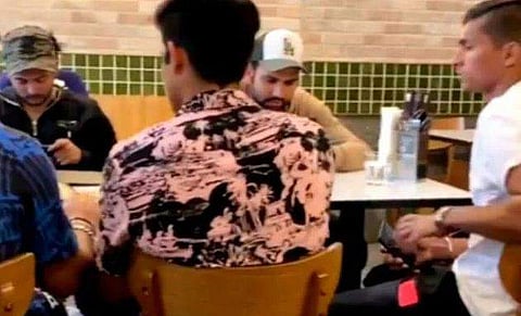 മെല്‍ബണിലെ റെസ്റ്റോറന്റിന്റെ ഇന്ത്യന്‍ ക്രിക്കറ്റ് താരങ്ങള്‍/ഫോട്ടോ: ട്വിറ്റര്‍ വീഡിയോ