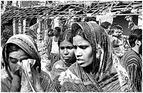 2007ല്‍ തീയിട്ട് നശിപ്പിക്കപ്പെട്ട  വീടുകള്‍ക്ക് മുന്നില്‍ നന്ദിഗ്രാമിലെ ജനങ്ങള്‍/ ഫയല്‍ ചിത്രം