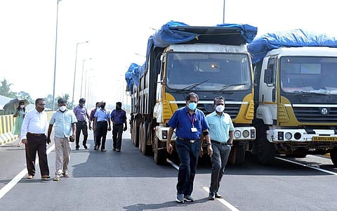 ആലപ്പുഴ ബൈപ്പാസില്‍ ഭാരപരിശോധന നടത്തുന്നു/ മന്ത്രി ജി സുധാകരന്‍ ഫെയ്‌സ്ബുക്കില്‍ പങ്കുവച്ച ചിത്രം