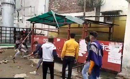 പൊതുശുചി മുറികള്‍ അടിച്ചുതകര്‍ക്കുന്ന ഹിന്ദുമഹാസഭ പ്രവര്‍ത്തകര്‍/ വീഡിയോ ദൃശ്യം