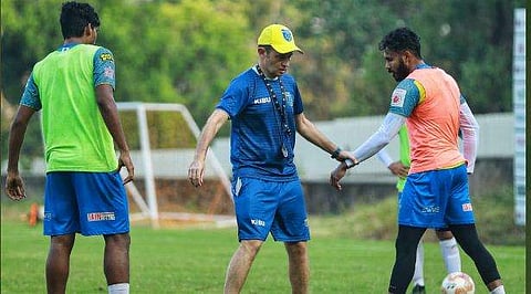 പരിശീലനത്തിന് ഇടയില്‍ കോച്ച് കിബു വികുനയും, പ്രശാന്ത് മോഹനും/ഫോട്ടോ: കേരള ബ്ലാസ്‌റ്റേഴ്‌സ്, ട്വിറ്റര്‍