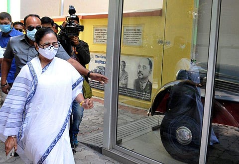നേതാജി ഭവന്‍ സന്ദര്‍ശിക്കുന്ന മമത ബാനര്‍ജി/ ചിത്രം: പിടിഐ