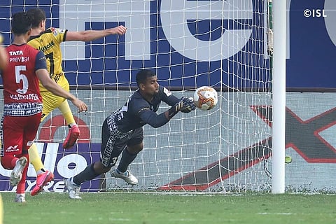 ജംഷഡ്പുർ എഫ്സിയുടെ മലയാളി ​ഗോൾ കീപ്പർ ടിപി രഹനേഷിന്റെ പ്രകടനം/ ട്വിറ്റർ