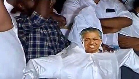 യൂത്ത് കോണ്‍ഗ്രസ് പ്രവര്‍ത്തകര്‍ മുഖ്യമന്ത്രിയുടെ കോലവുമായി പ്രതിഷേധിക്കുന്നു