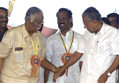 ടി പത്മനാഭന്‍ പിണറായി വിജയനൊപ്പം