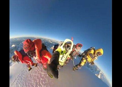 കാറക്കോറം നിരയിലെ കെ2 കൊടുമുടിയുടെ മുകളില്‍ എത്തിയ നേപ്പാളി സംഘം