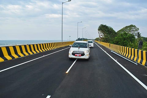 ആലപ്പുഴ ബൈപ്പാസില്‍ കൂടി കടന്നുവരുന്ന മന്ത്രി ജി സുധാകരന്റെ വാഹനം/ ഫെയ്‌സ്ബുക്ക്‌