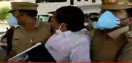 മുഖ്യമന്ത്രിയുടെ പരിപാടിയിലെത്തിയ കോണ്‍ഗ്രസ് നേതാവിനെ അറസ്റ്റ് ചെയ്ത് നീക്കുന്നു /ടെലിവിഷന്‍ ചിത്രം