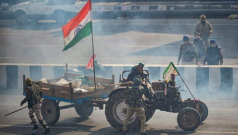 കര്‍ഷകരും പൊലീസും തമ്മില്‍ നടന്ന സംഘര്‍ഷത്തില്‍ നിന്ന്/ ചിത്രം: പിടിഐ