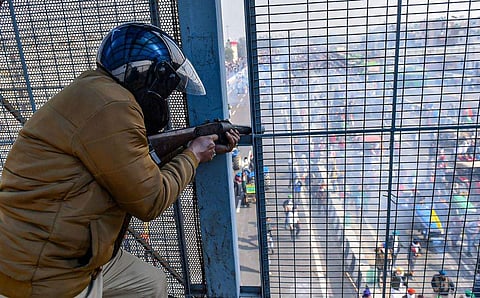 കര്‍ഷകര്‍ക്ക് നേരെ കണ്ണീര്‍ വാതകം പ്രയോഗിക്കുന്ന പൊലീസ്/ ചിത്രം: പിടിഐ