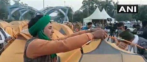 ഭാരതീയ കിസാന്‍ യൂണിയന്‍ (ഭാനു) പ്രവര്‍ത്തകര്‍ ടെന്റുകള്‍ അഴിച്ചുമാറ്റുന്നു/ എഎന്‍ഐ