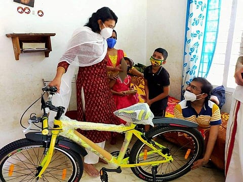 കോട്ടയം കളക്ടർ എം.അഞ്ജന സൈക്കിളുമായി സുനീഷിന്റെ വീട്ടിലെത്തിയപ്പോൾ/ ചിത്രം: ഫേസ്ബുക്ക്