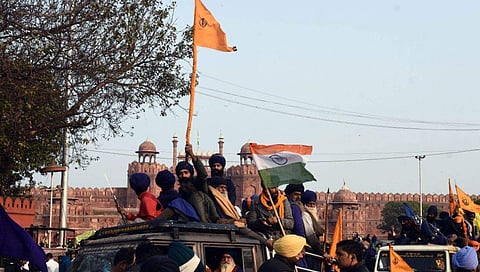 കര്‍ഷകസമരക്കാരുടെ ചെങ്കോട്ടയിലെ പ്രതിഷേധം / ചിത്രം- പര്‍വീണ്‍ നേഗി ( ന്യൂ ഇന്ത്യന്‍ എക്‌സ്പ്രസ്)