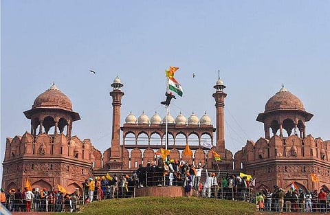 ചെങ്കോട്ടയില്‍ കര്‍ഷക സമരക്കാര്‍ കൊടി നാട്ടിയപ്പോള്‍ / പിടിഐ ചിത്രം