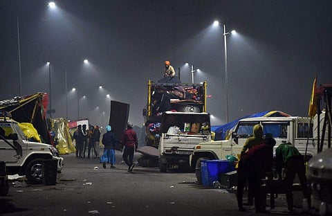 സമര വേദി ഒഴിയണമെന്ന നിർദ്ദേശത്തെ തുടർന്ന് ​ഗാസിപുർ അതിർത്തിയിൽ നിന്ന് സാധനങ്ങൾ കയറ്റുന്ന കർഷകർ/ പിടിഐ