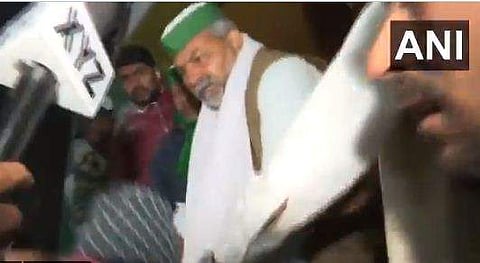 യുവാവിന്റെ മുഖത്തടിക്കുന്ന രാകേഷ് ടിക്കായത്ത്