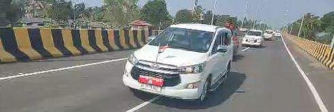 ആലപ്പുഴ ബൈപ്പാസിലൂടെ ആദ്യ യാത്ര നടത്തുന്ന മന്ത്രി ജി സുധാകരന്റെ വാഹനം/ഫെയ്‌സ്ബുക്ക്‌