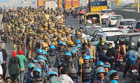 സംഘർഷം നിലനിൽക്കുന്ന ​ഗാസിപുരിലേക്ക് എത്തുന്ന സുരക്ഷാ സേന/ പിടിഐ